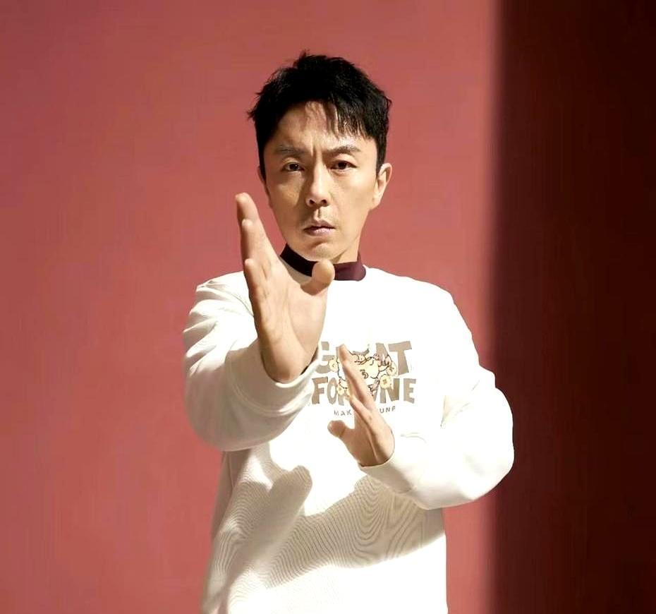 他关掉了年入3000万的“印钞机”，掏空十年积蓄7000万，豪赌一部电影。
这个