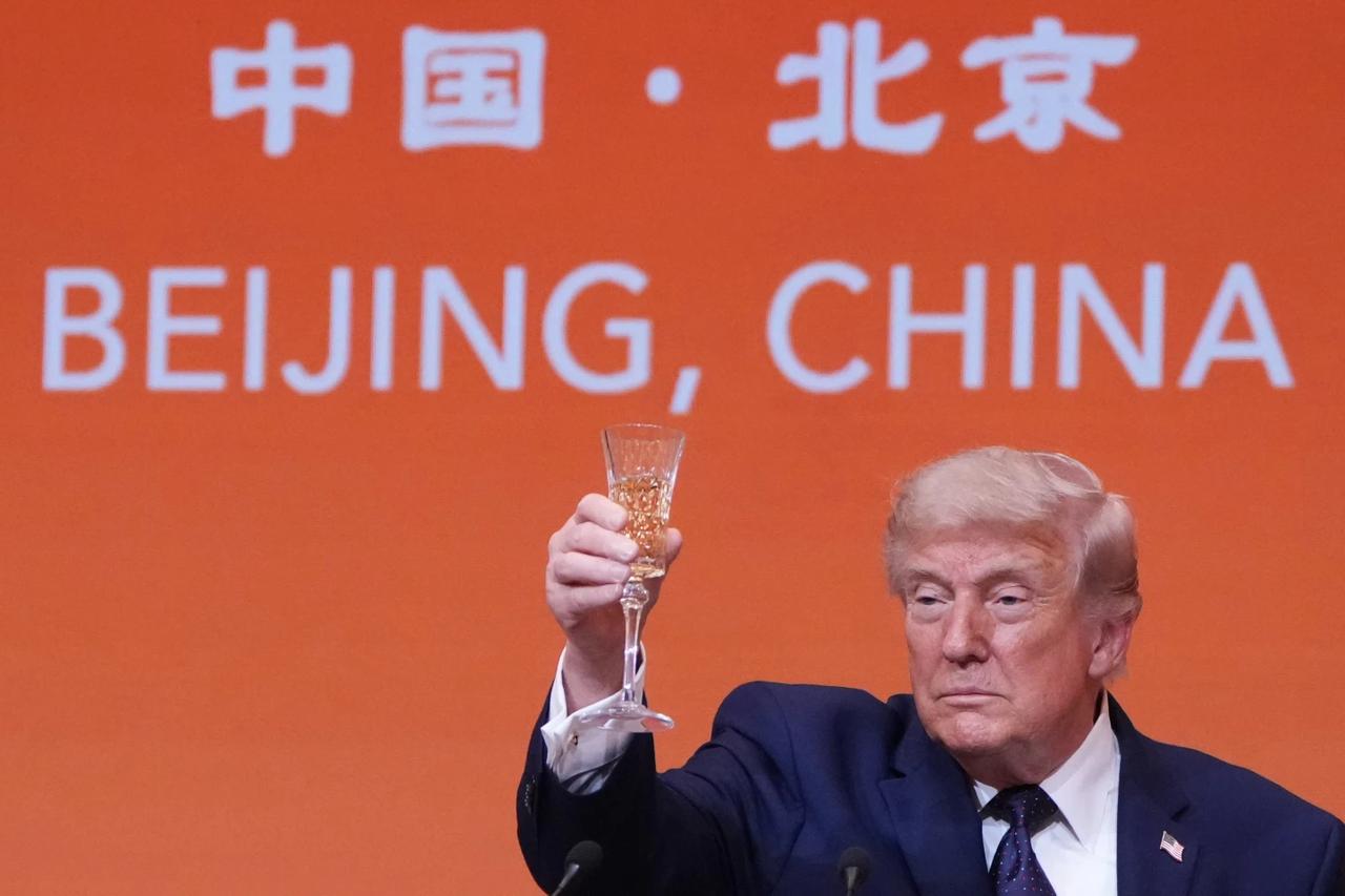 “中美两国人民都是伟大的人民，实现中华民族伟大复兴和让美国再次伟大，完全可以并行