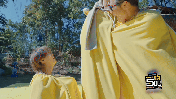 鹿晗咬了陈赫屁股哈哈哈哈哈谁能想到一场简单的甜甜圈争夺战，能发展成这么离谱的画面