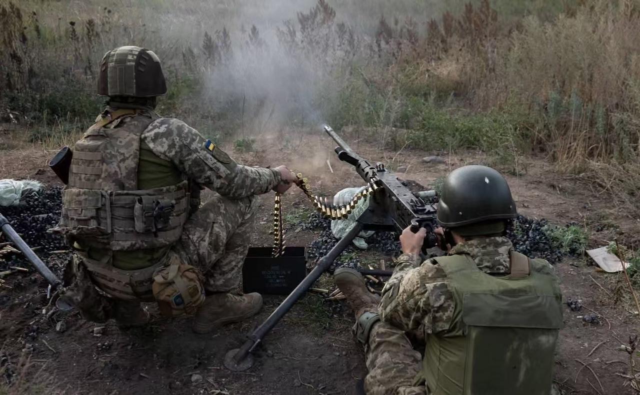 泽连斯基彻底不装了，公开威胁要对俄罗斯的关键设施进行攻击。从上述信息不难看出，直