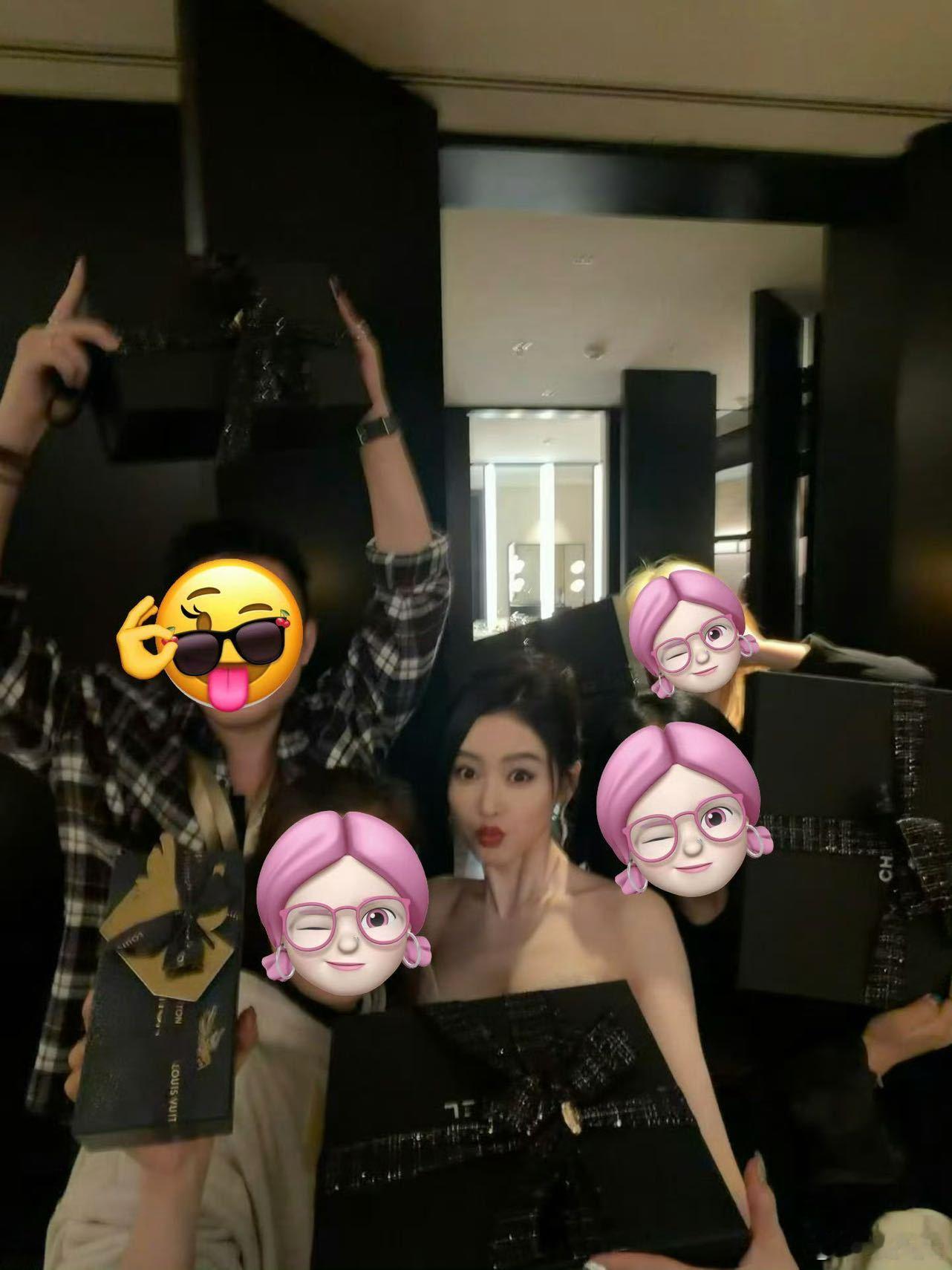 张天爱送了全团队CHANEL  我慕了！！！张天爱给全团队人手一份香奈儿，这是什