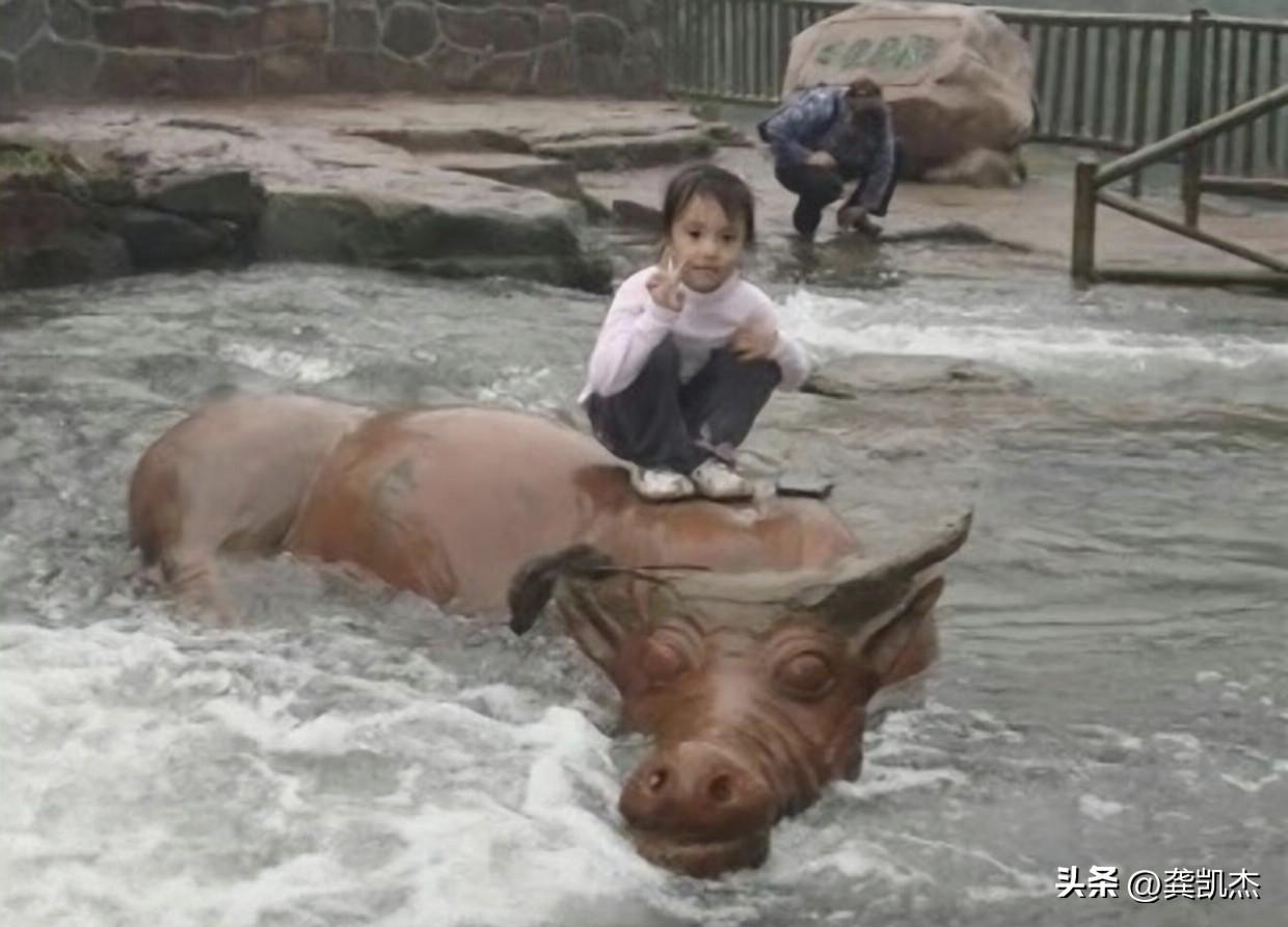 织女为救渴死的老牛，凿开天河引来清泉，老牛便化作石牛永远静卧于此。。。岁月是把杀