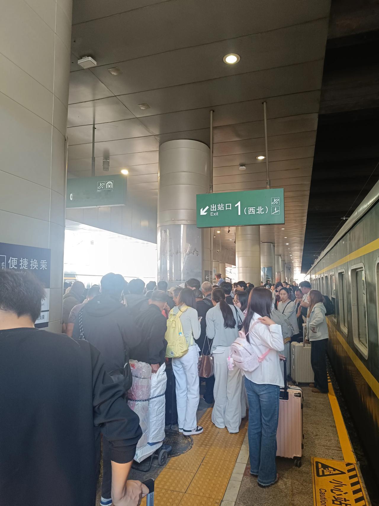 五一假期真的开始了，这车站人真的是太多了吧！大家还是在家呆着比较好啊！