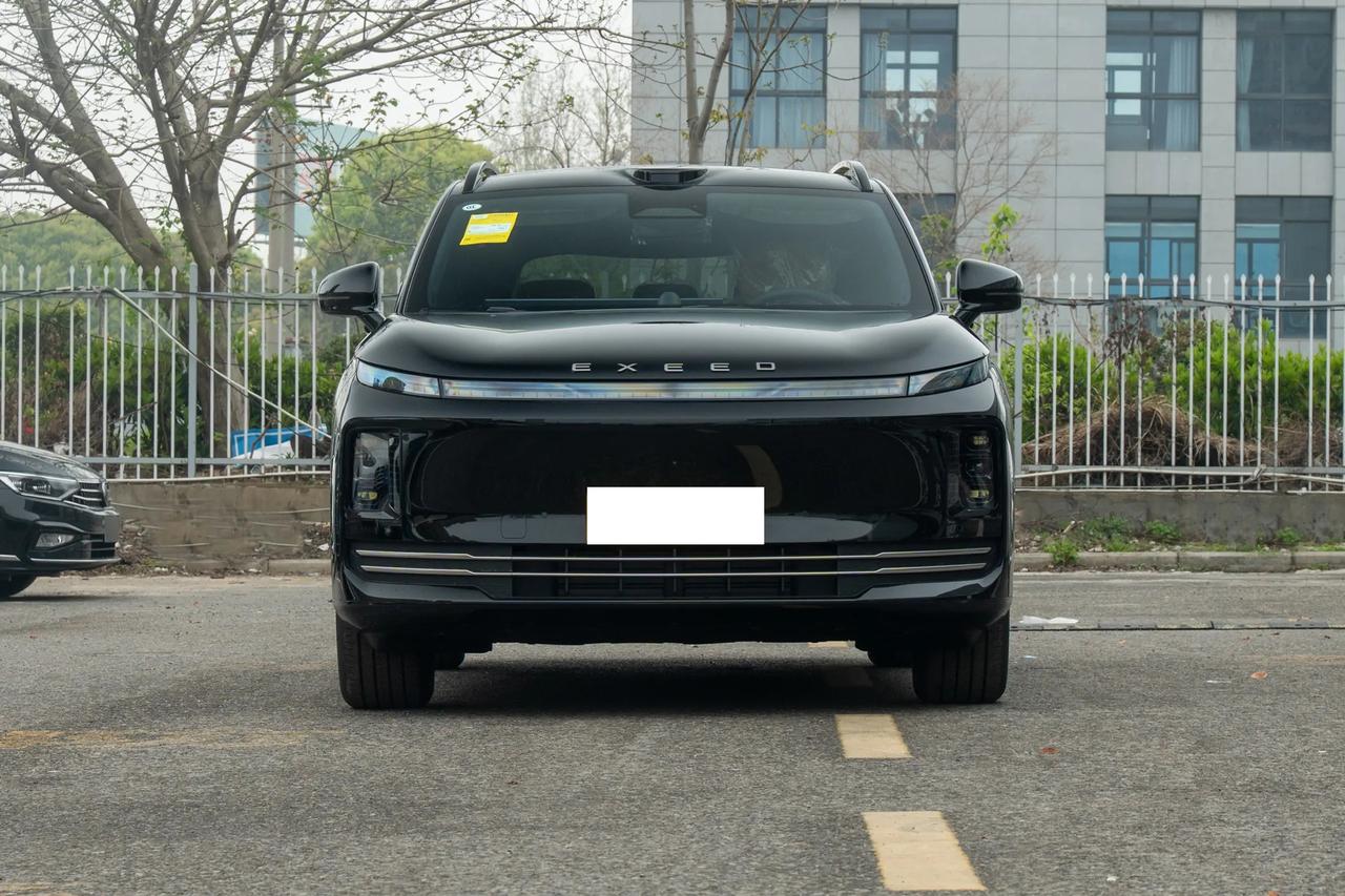 📦新款星途EX7的空间思路挺清楚，就是冲着大五座家庭来的。后备厢大，这点对奶爸