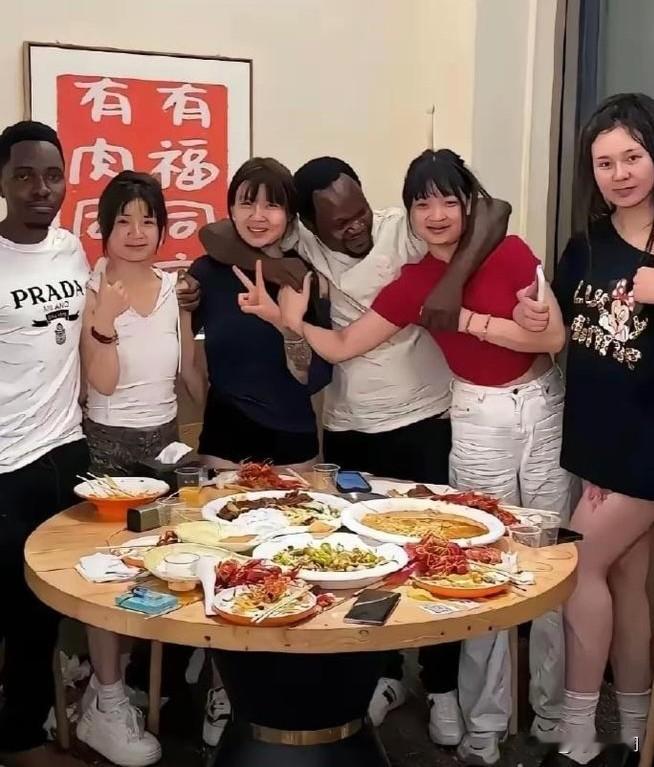 罗技那句 “降价就像狗一样跑过来”，之所以让人暴怒，是因为它精准踩中了我们心底最