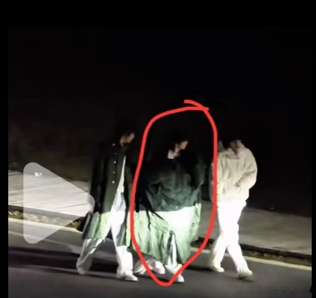 tg李煜东唯爱陈思罕把自己的军大衣给陈思罕穿了，陈思罕穿了两件军大衣，前一件后一