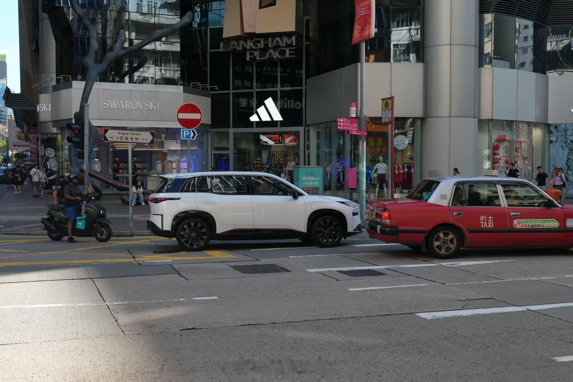 右舵铂智3X首次曝光 香港街头的新能源车越来越多了，最近网友拍到了右舵版本的丰田