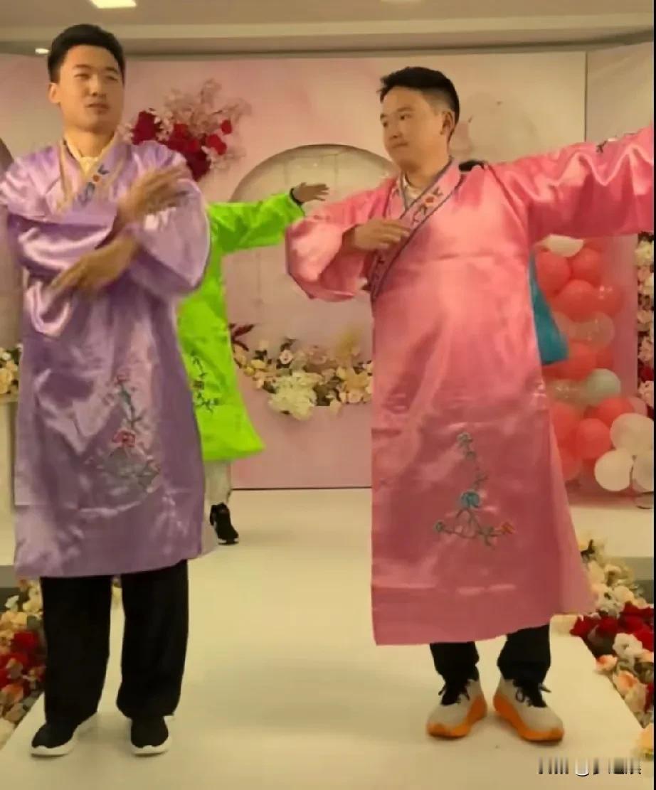 谢浩男可能怎么也不会想到会和战友一起跳舞，会来到这样一个舞台，两位都很优秀，因为
