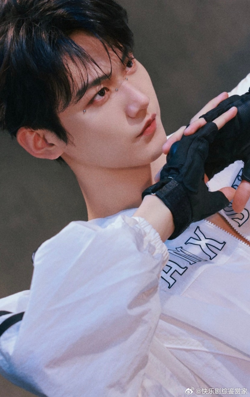 周柯宇戴了眉钉开始推理吧翻了翻周柯宇之前的开推造型，第二季有过赛博朋克银发、暗黑