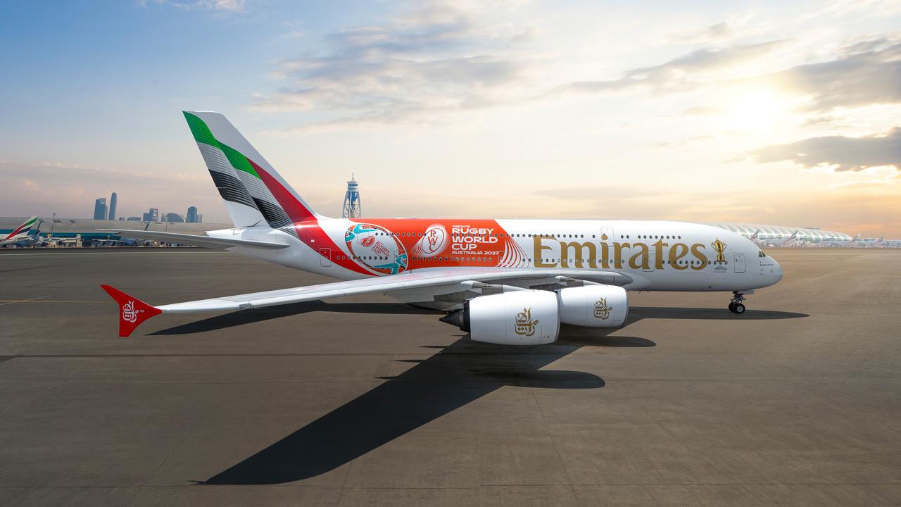 近日，为迎接2027年英式橄榄球世界杯，阿联酋航空为一架空客A380客机换上专属