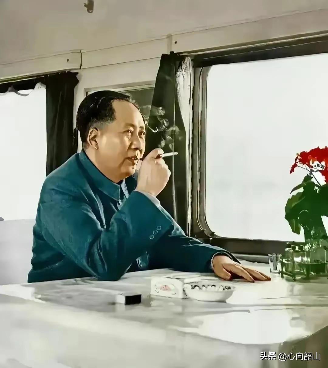 坐如虎距，不失英雄本色；
稳如磐石，静观风云变幻；
气定神闲，运筹帷幄之中；
心