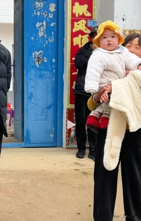 【车开300公里，我决定掉头接回10个月的你】
 
春节刚过，多少爸妈咬着牙把娃