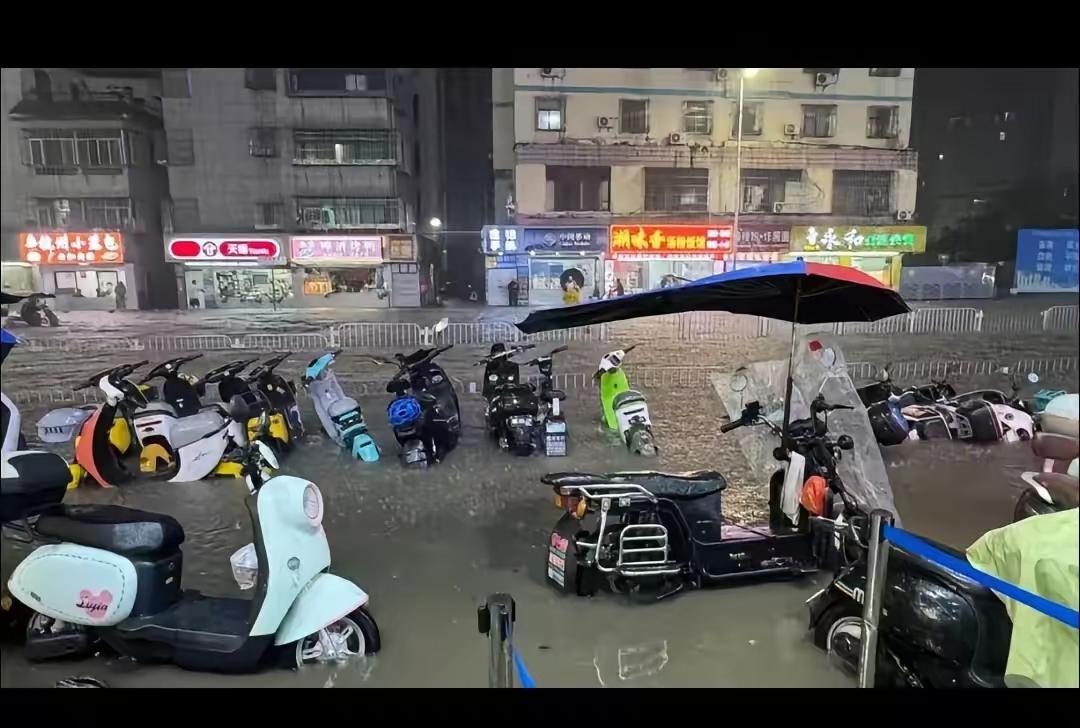 同样是暴雨，
深圳停课这件事，打了多少人的耳光！
​同样是暴雨，某些地方是“等家