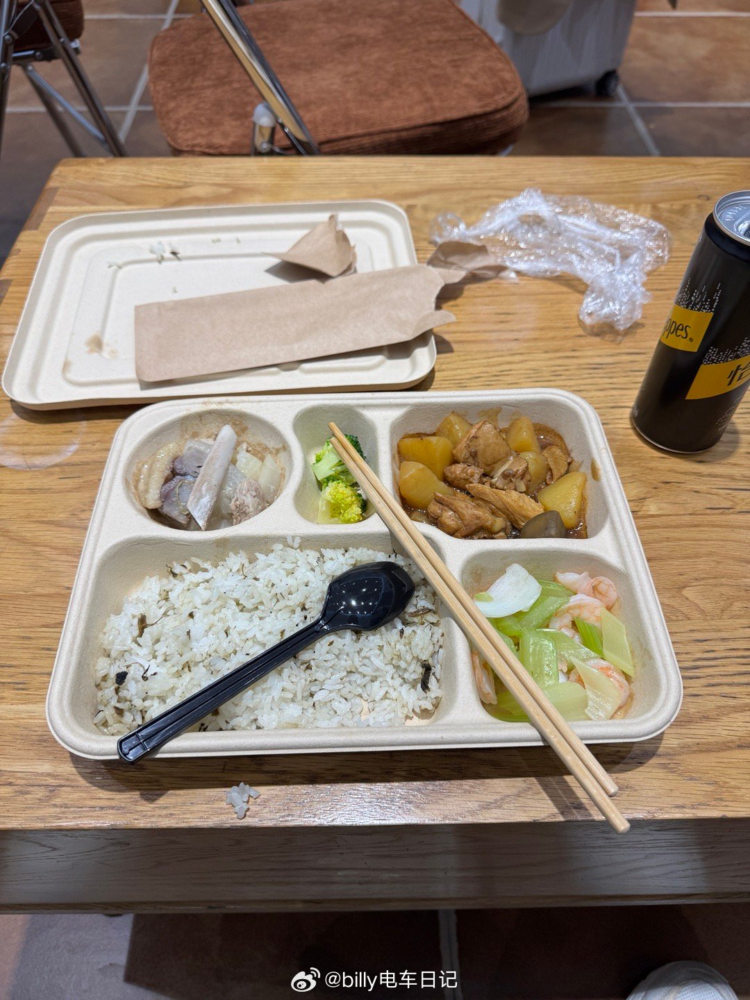 拍完那台车了，越拍越心动的车，细节真的需要花时间来品味，细品！吃点东西，再回味一