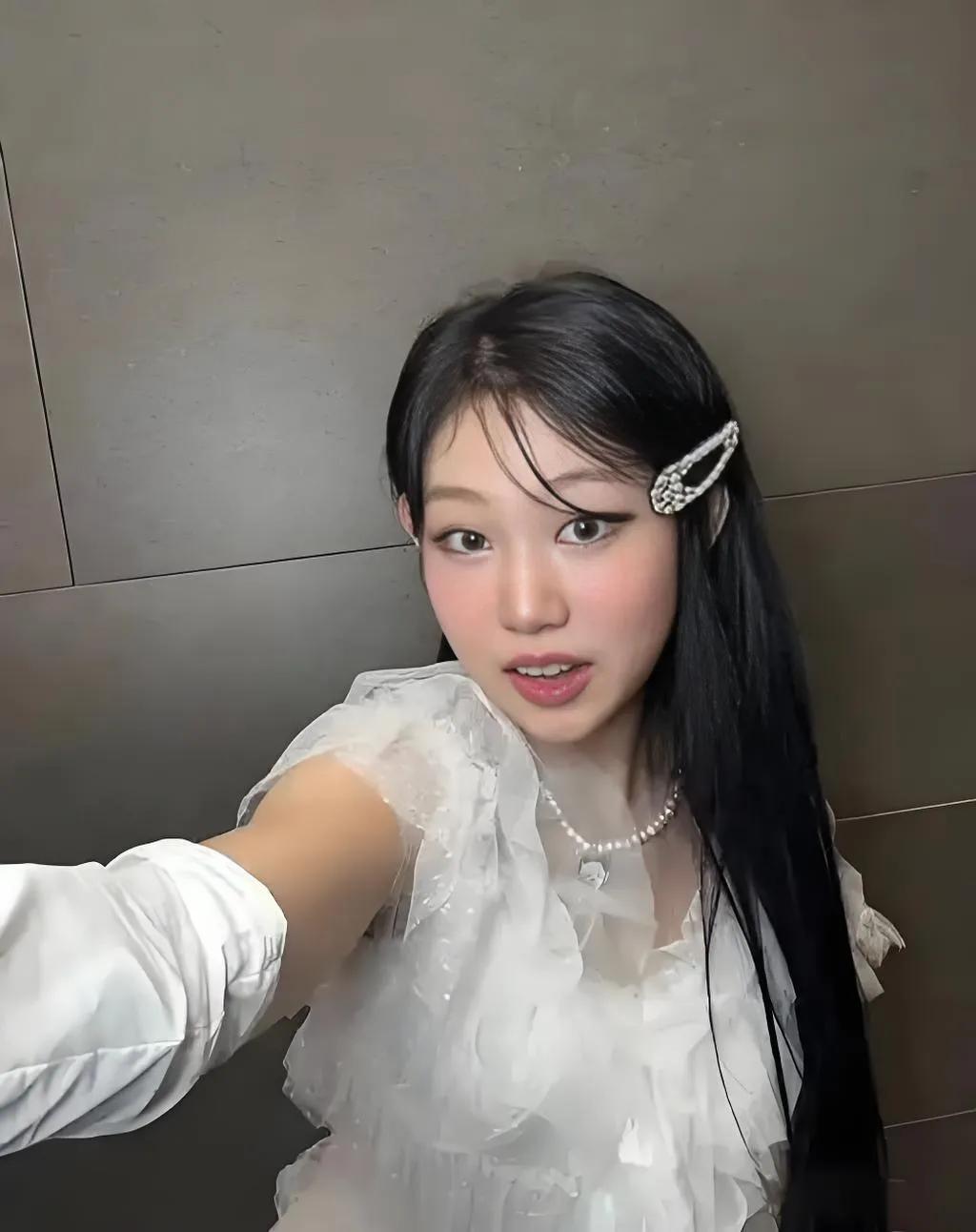 2025年8月22日，小沈阳女儿沈佳润在社交平台晒出一组时尚写真。照片中，18岁