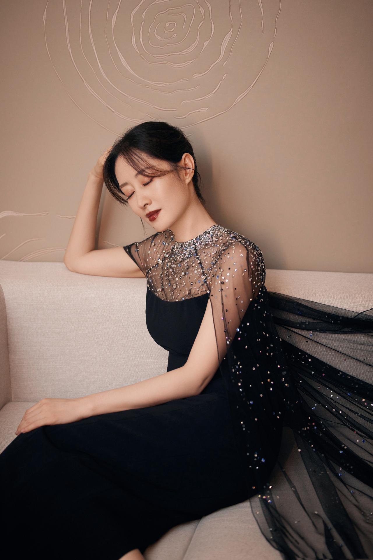 刘敏涛真优雅，黑色连衣裙造型性感还很有女人味，尽显成熟女性魅力 
第1套加入了亮