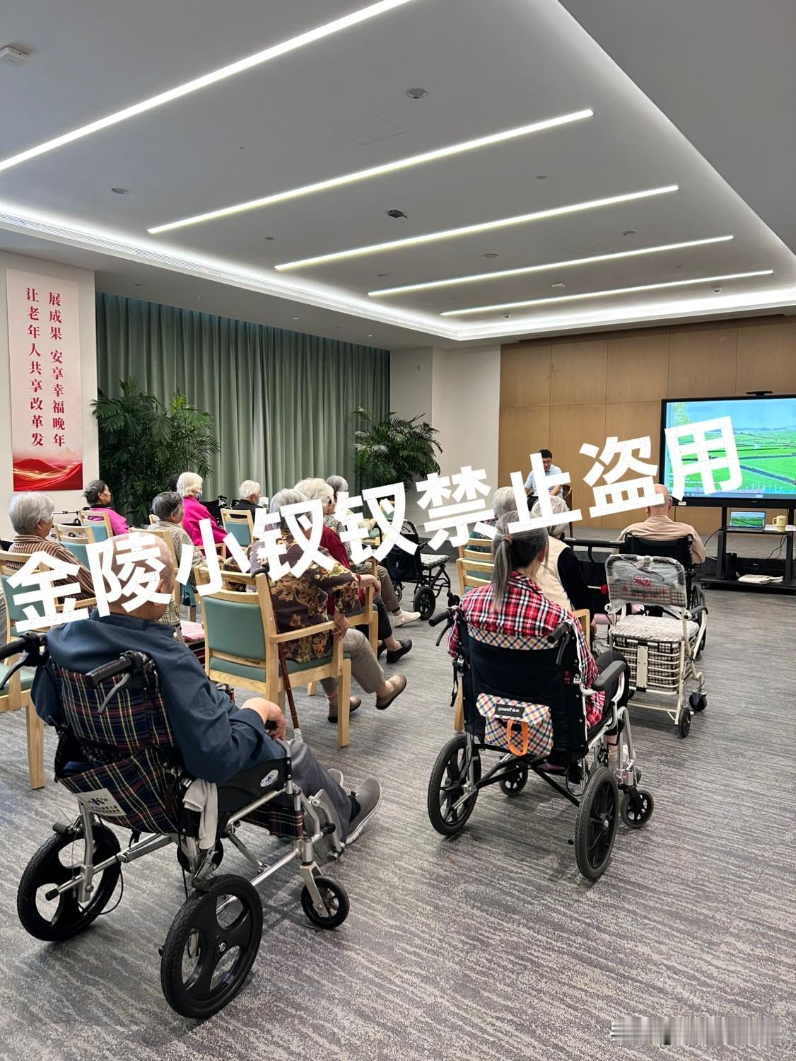 养老院看到的一幕，让我陷入了沉思！

昨天在老妈所在楼的电梯里看到的一幕让我陷入
