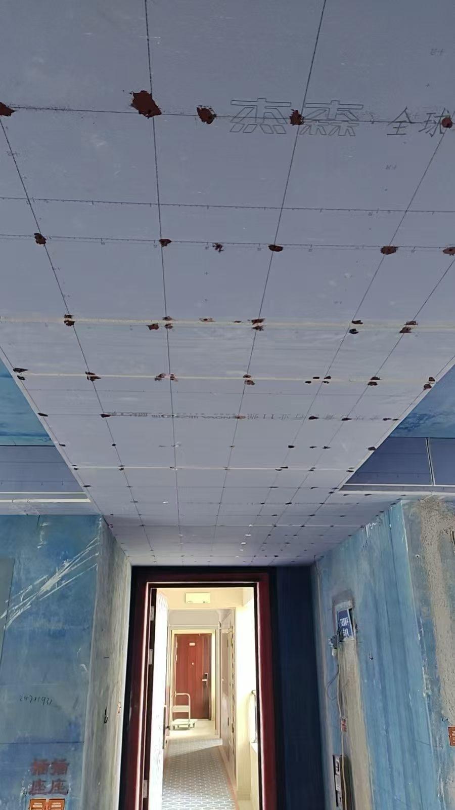 头顶烈日，脚踏热土，汗水浸透工装，依然一丝不苟把控每一道工序，好工地，从来都是用