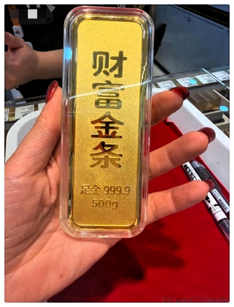 今天的金价，
气得我血压直接飙升，
8月27日，金价从1001一克猛跌到了现在的