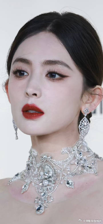 于正美颜滤镜版娜扎把美女给我拍好了呀 于正快把你那个滤镜拿远点 
