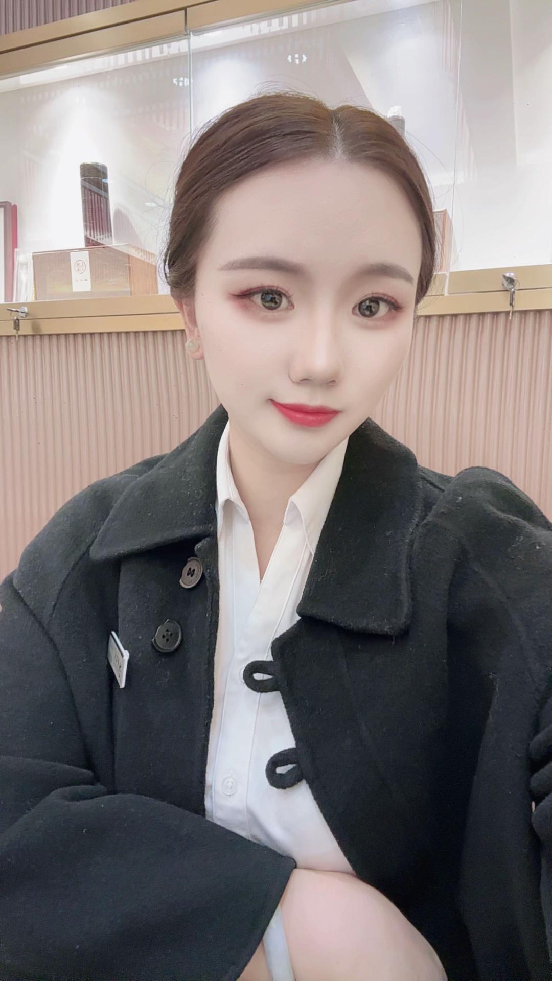 生活需要钱，所以我去上班挣钱，孩子需要妈妈，于是我下班就回家当妈妈，我...