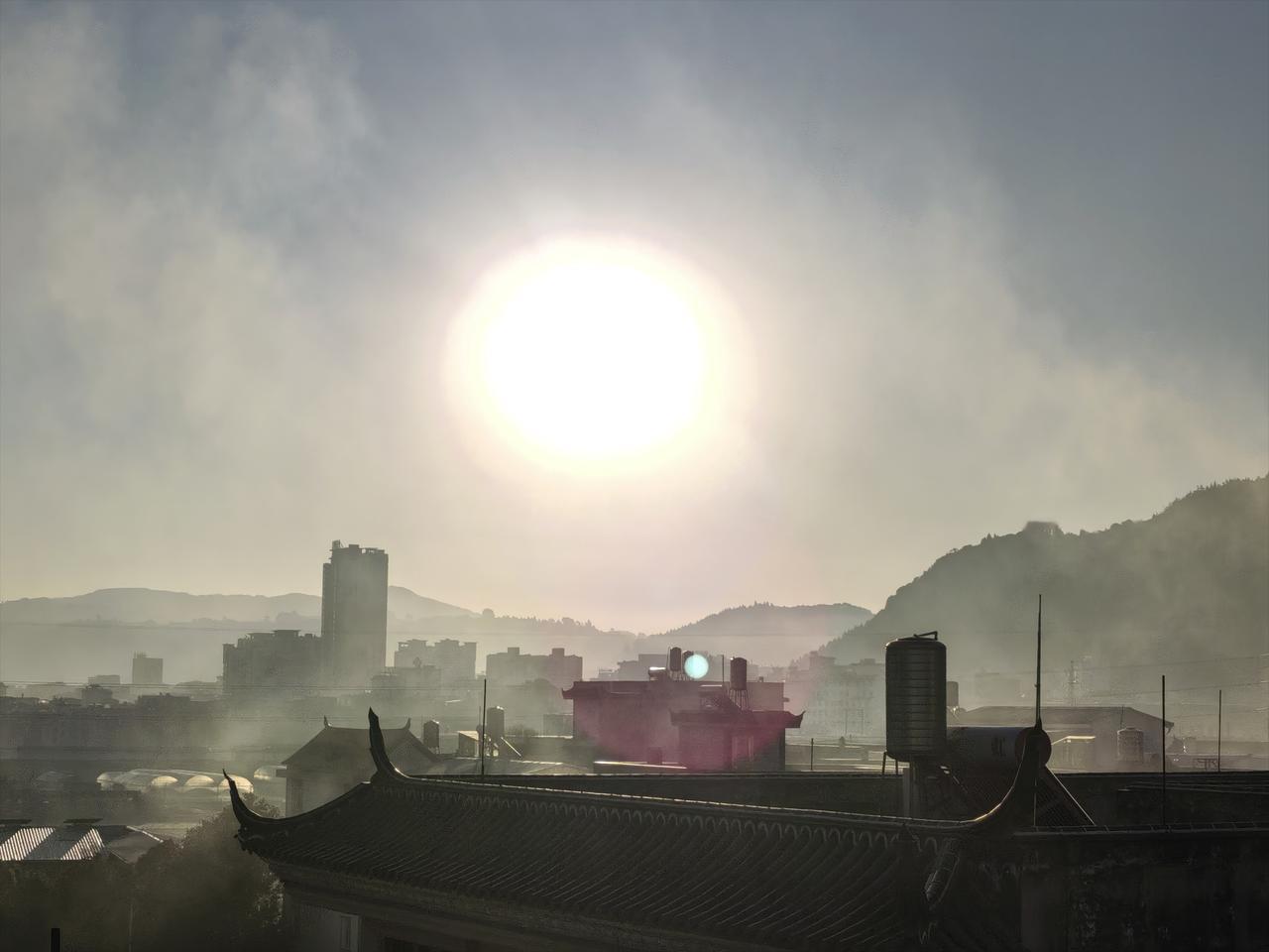 你那里大雪纷飞，我这里艳阳高照。四九时节的骄阳，暖融融地照着大地。今日正值四九第