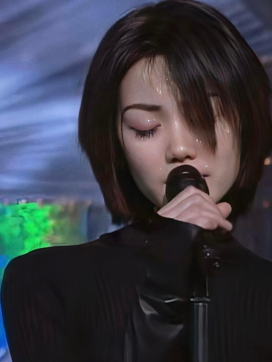 王菲一头汗水干嘛了 