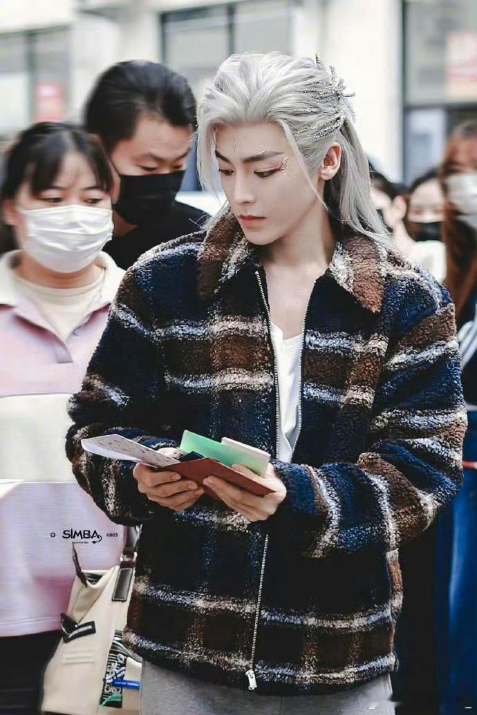 #侯明昊白发红色挑染造型##侯明昊[超话]#我嘞个去啊，直接给我来了个暴击！！两