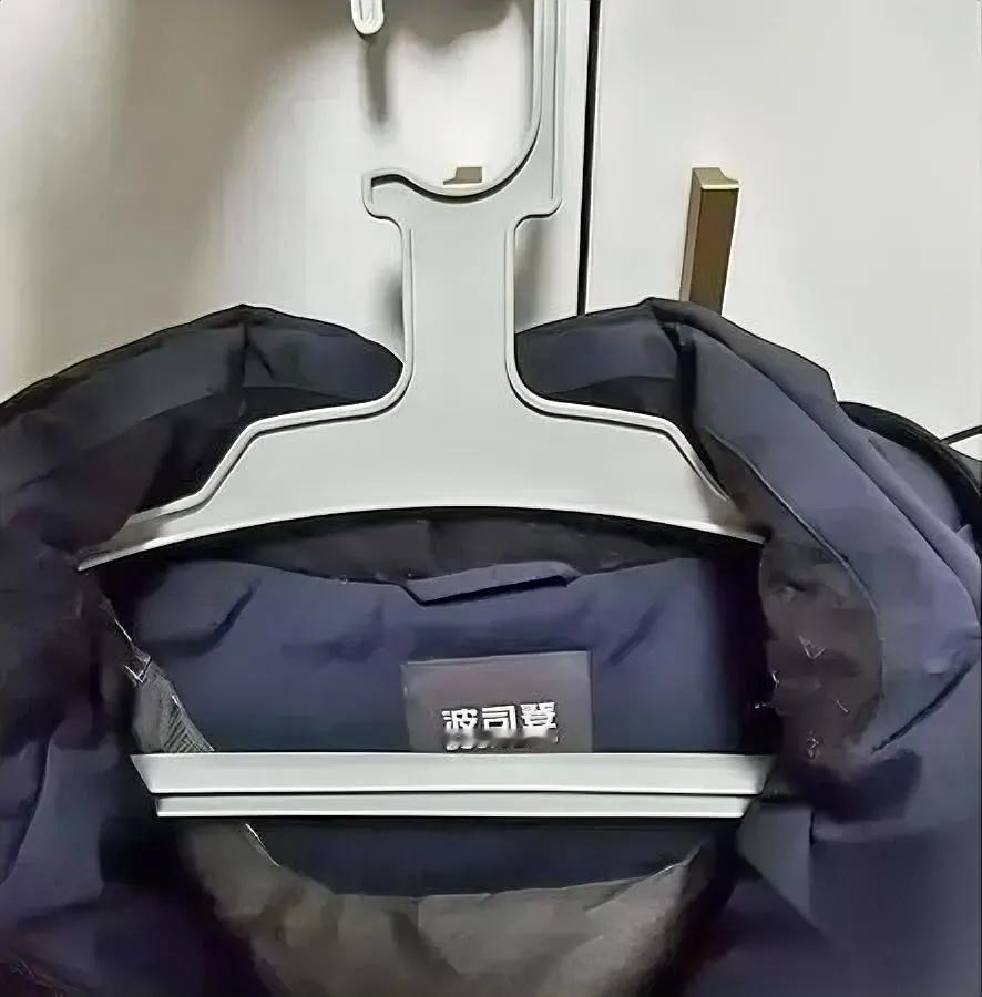 建行冲锋衣，到底发没发？

员工穿上身，总部却摇头。

薛定谔的羽绒服，比KPI