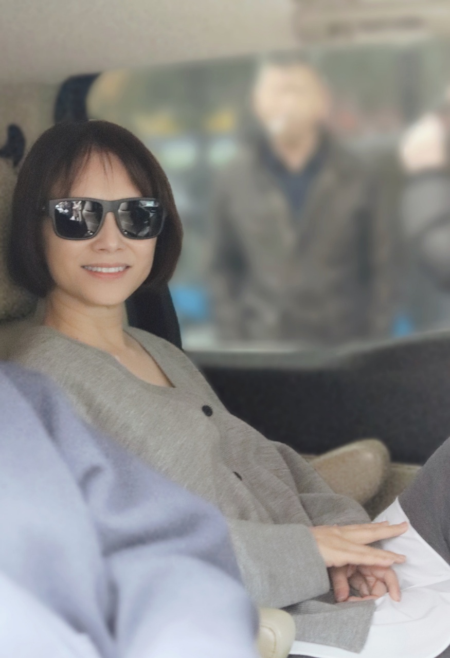 鬼后李心洁浪姐50岁状态 50 岁依旧美到发光！李心洁在浪姐状态松弛又精致，年轻