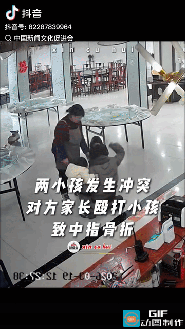 太过分了！安徽一2岁宝宝被一个成年人追着打，致孩子手指骨折，耳膜出血，脸部多处损