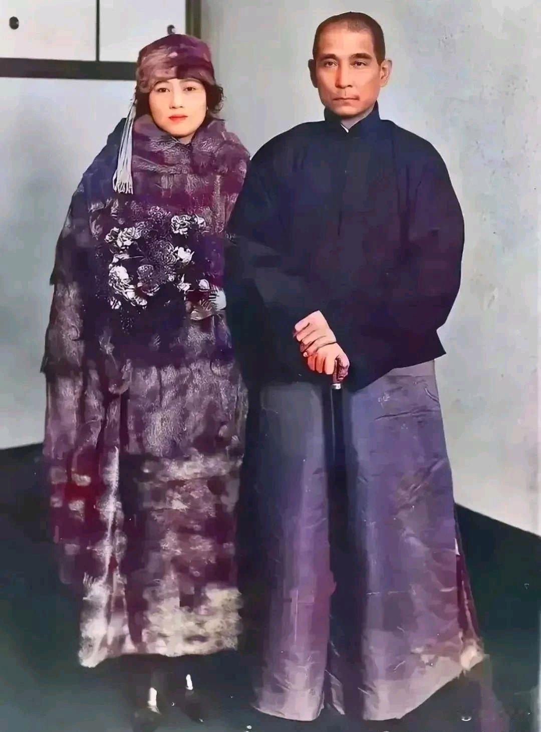 孙中山和宋庆铃的一张真实合影！真是太美了，注意看宋庆龄的鞋子 