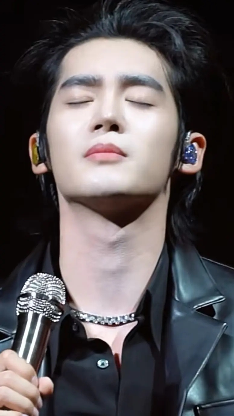 于适鼻孔怎么一大一小这么严重 