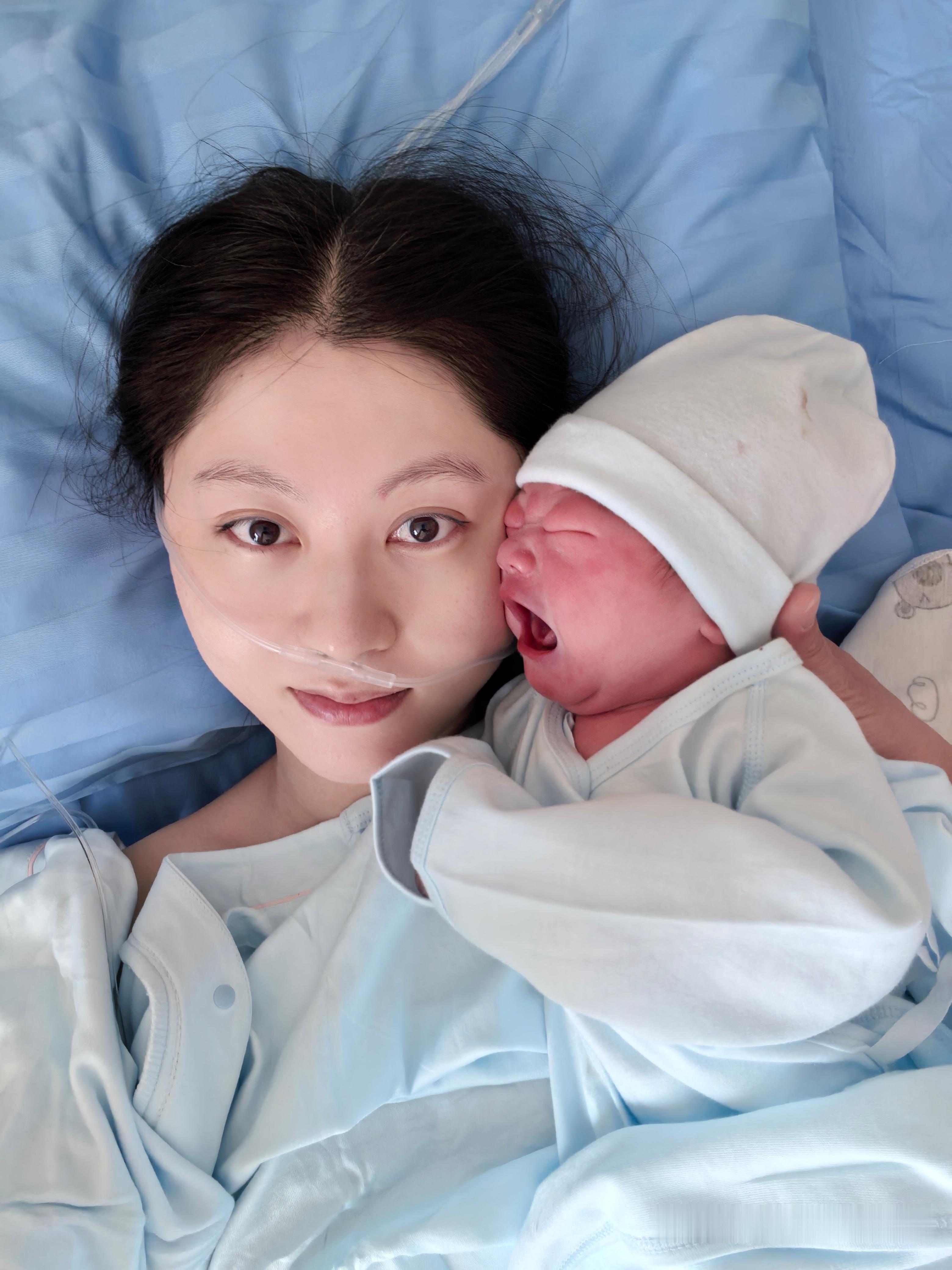 JennyWang[超话]我生完啦！6.88斤（3440克），男孩。小宝一出生，