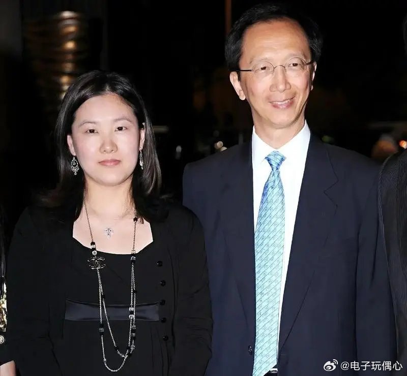 伏明霞携女逛街，梁锦松拄杖随行，街拍走红，日常却鲜为人知 