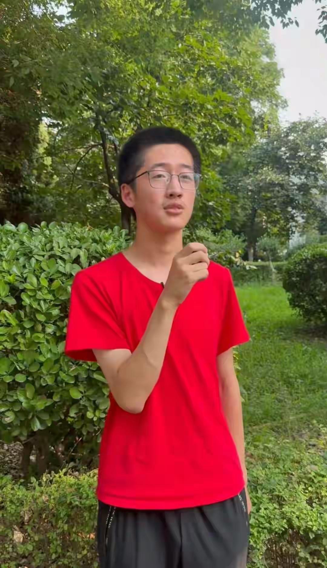 河南高考成绩于6月25日公布，许昌市襄城高中王紫轩同学以703分的总成绩位居全校