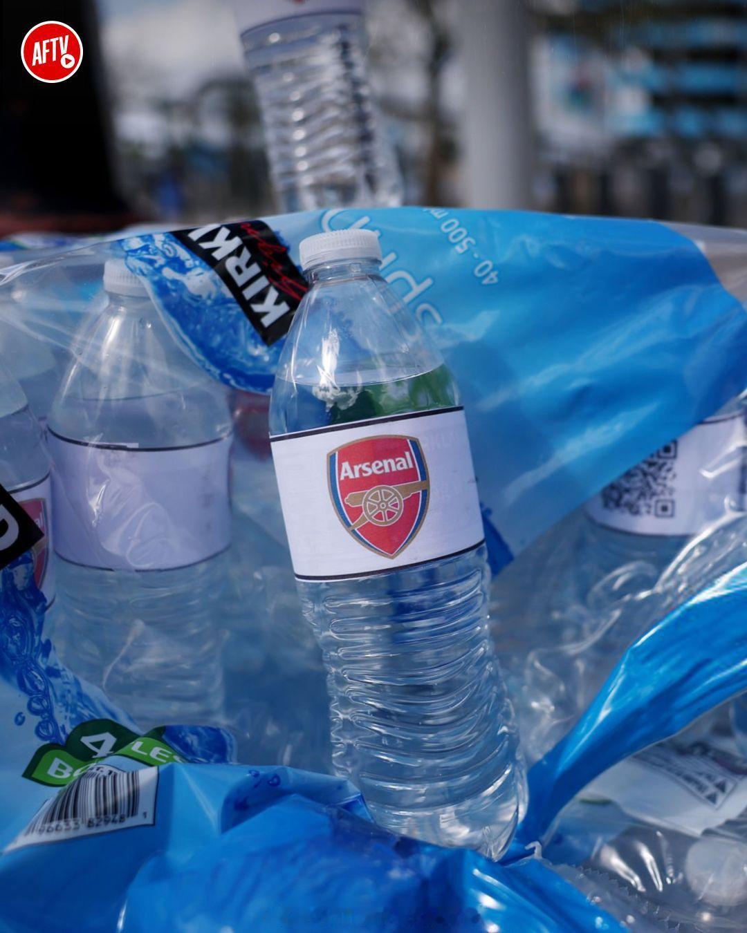 曼城球迷在伊蒂哈德球场外售卖有阿森纳队徽的瓶装水讽刺效果拉满