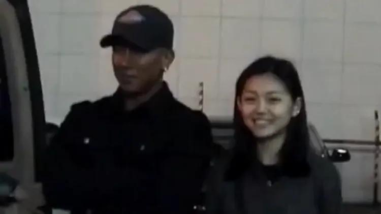 大S的丈夫又出席了一场活动，但实话实说，他的穿着有些老气，因为具俊晔并不是凭颜值