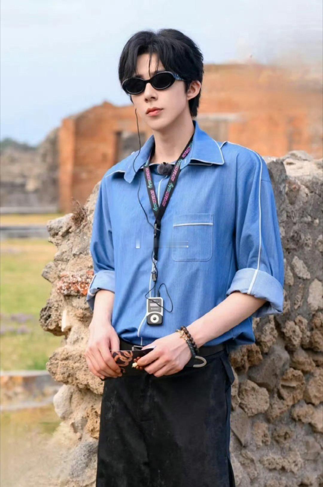 上海三步一刘宇宁五步一TOP 上海粉丝的追星幸福感直接拉满！ 机场、地铁抬头见刘