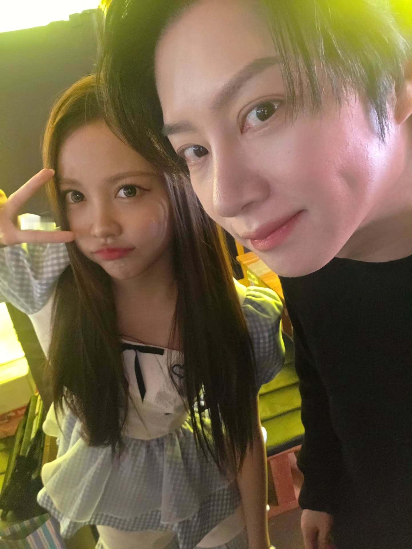 “CB百蓝_。260509金希澈 IG更新：这次没拍糊 拍得挺好的吧?!😏😶