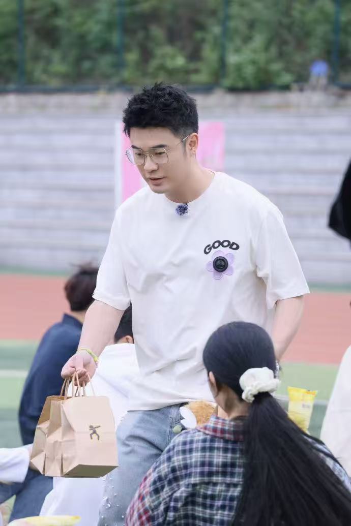 陈赫问粉丝选什么歌 陈赫五哈嘉年华 陈赫在线求歌单推荐，评论区已经变成点歌台了，