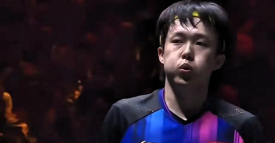 王楚钦又赢了，这次赢在骨子里。
北京首钢园，第四局0比3落后，他连得7分，像摁下