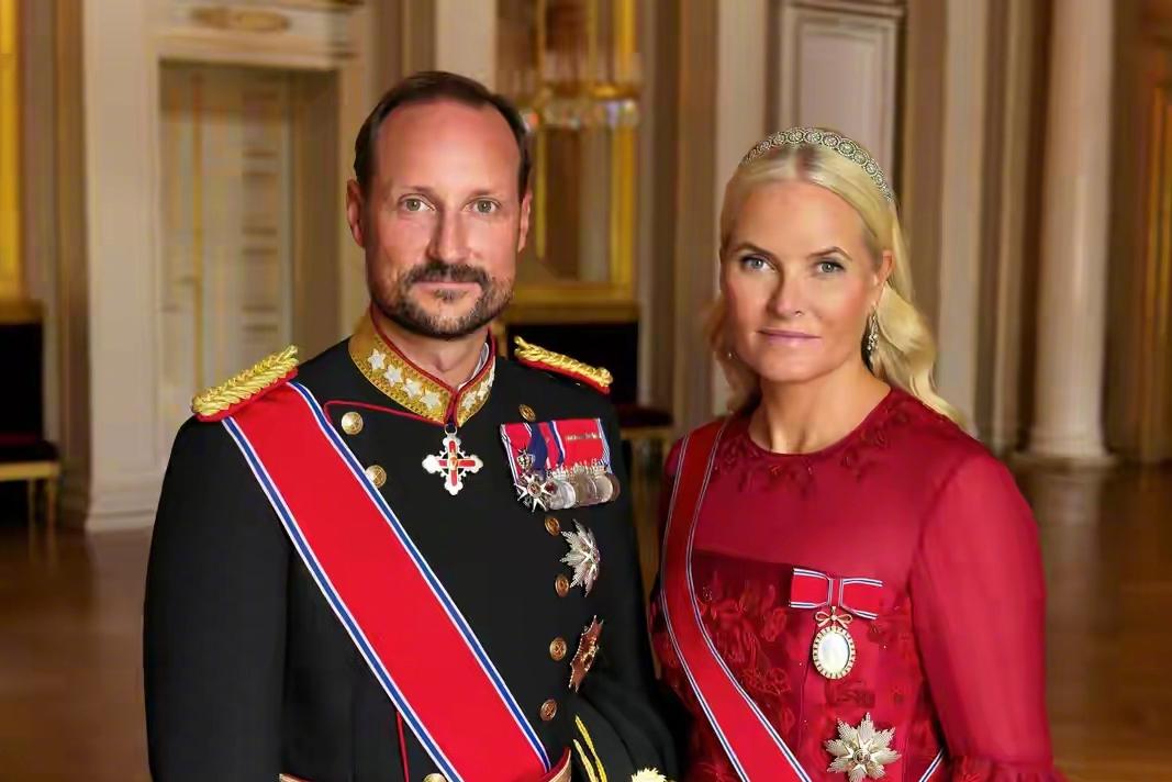 英国王室和挪威王室，前仆后继的在"爱泼斯坦"名单中栽了，比尔盖茨多次否认后，他的