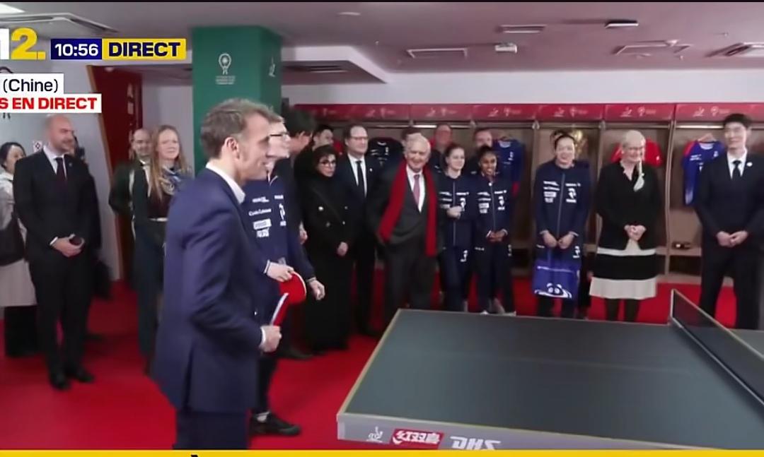 12月5日，马克龙在四川看望了正在参加混合团体乒乓球世界杯的法国选手勒布伦兄弟以