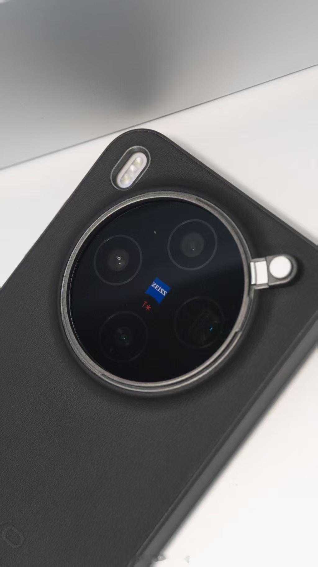 谁懂啊！蓝厂这增距镜是真会玩——直接给手机装了个“长焦外挂”，出门拍远景、抓特写