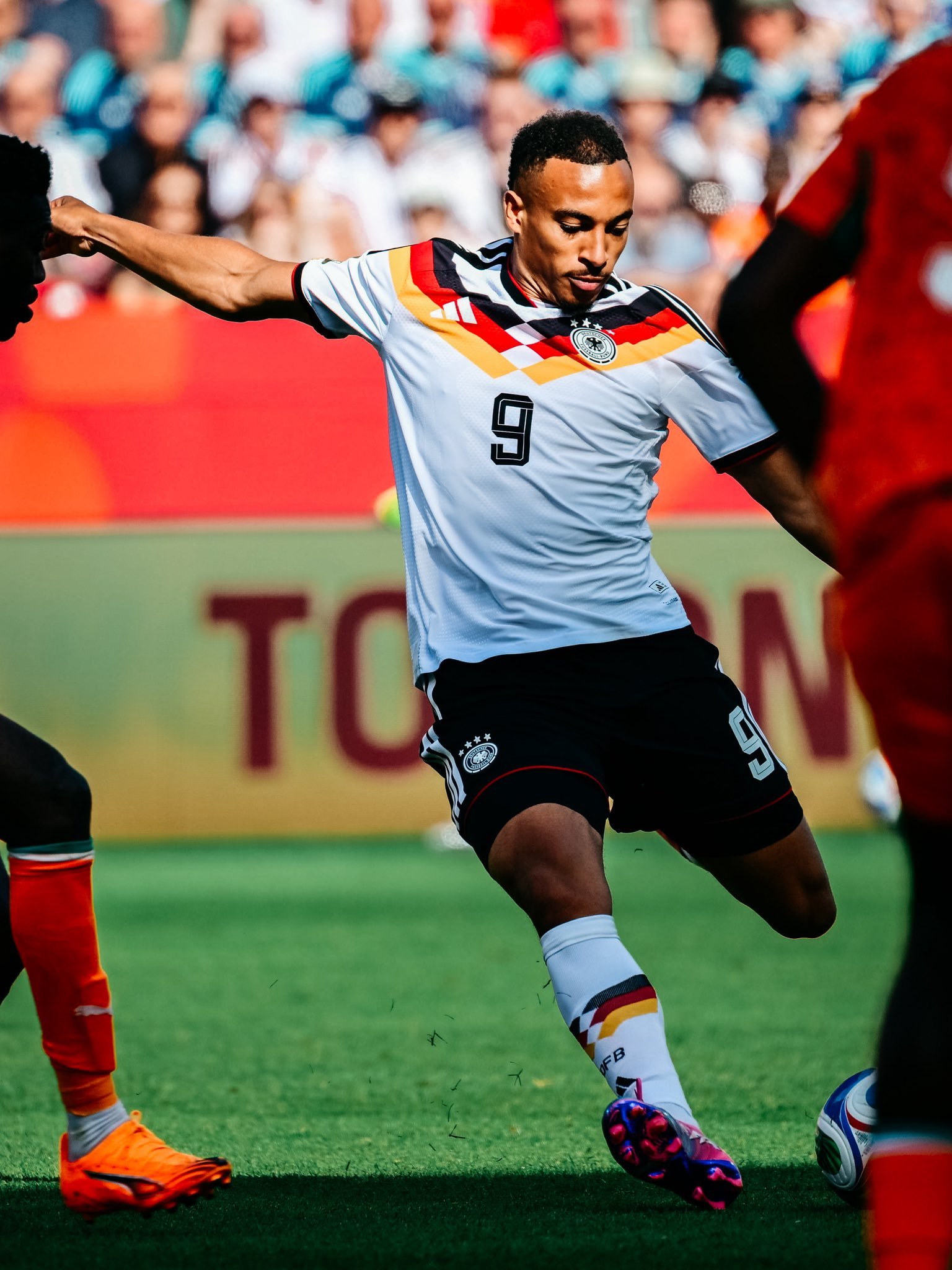 ⏸️手里的活儿暂停一下，大家一起恭喜他...🇩🇪莱韦林在昨夜德国2比1科特迪