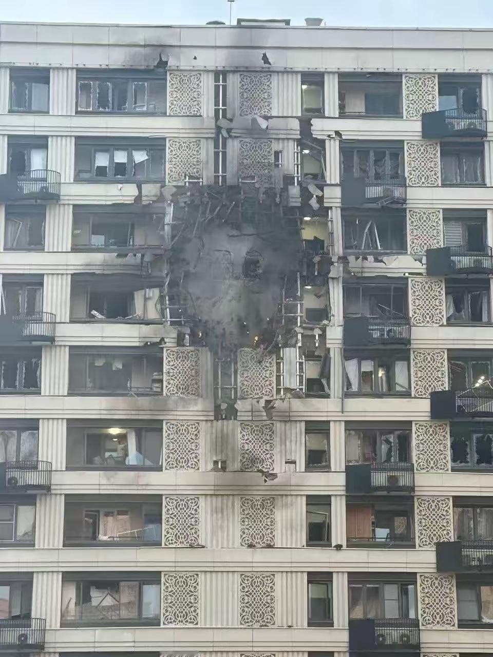刷到这个视频，乌克兰无人机撞上了俄罗斯的一座住宅楼，仅仅炸出一个洞，大楼基本完好
