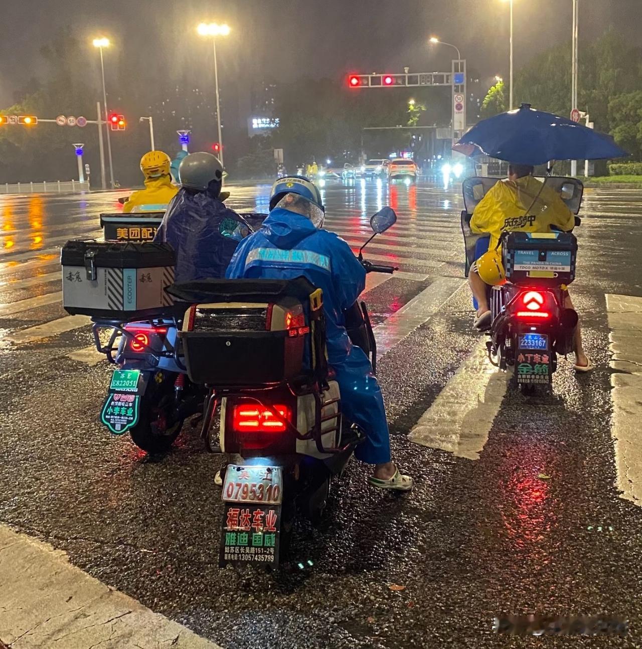 阴天下雨，送外卖超时你们体谅吗当然会体谅了，外卖小哥的人身安全肯定是第一的，晚一