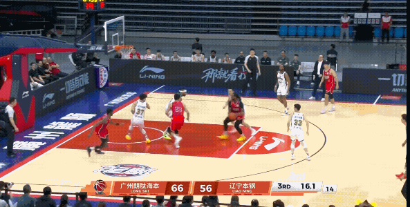 辽宁男篮这是咋了，先是球员防守人家投三分只是象征性防守一下，然后人家投中三分后，