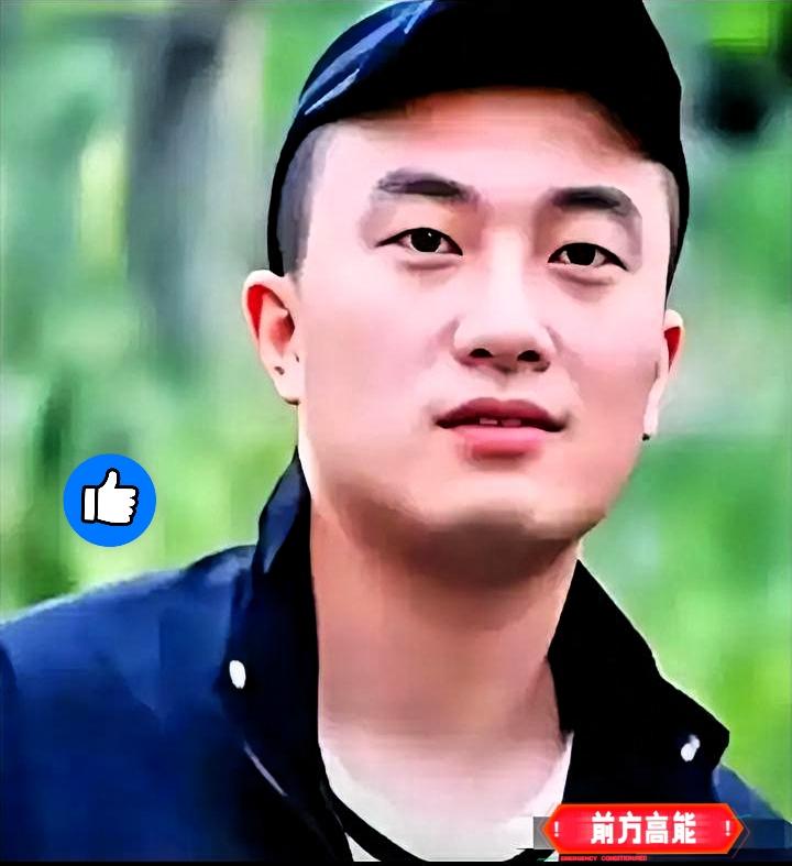 30岁男子洗澡！
57岁母亲守在浴室，同屋睡觉遭全网痛骂，真相让人沉默！
 
四